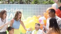Kemarin (21/11), Ardi dan Nia berbahagia merayakan ulang tahun Mainaka yang ke-7. Pesta di luar ruangan mereka adakan dengan acara tiup kue ulang tahun hingga kolam bola penuh snack.