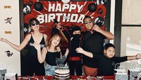 Kompak! Kalau ini kebersamaan Ardi dan Nia saat rayakan ulang tahun Magika. Mereka mengadakan Ninja Pool Party dengan banyak kue ulang tahun tema Ninja yang menggemaskan.