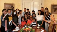 Ardi Bakrie dan keluarga besarnya merayakan ulang tahun sang ibu. Tampak ada tumpeng di tengah meja sebagai wujud syukur atas pertambahan usia. 