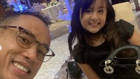 Habiskan waktu berdua dengan Mikhayla, Ardi mendatangi pesta pernikahan dengan anak perempuannya itu. Mereka duduk berdua di meja makan.
