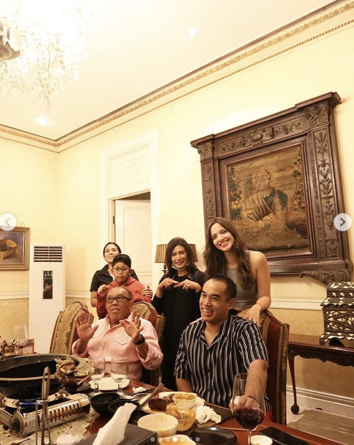 Ardi Bakrie Lengket dengan Keluarga, Ini Momen Manis Mereka Makan Bareng Ardi Bakrie Lengket dengan Keluarga, Ini Momen Manis Mereka Makan Bareng