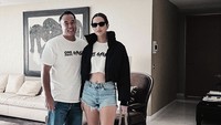 Ardi Bakrie dan Nia Ramadhani merupakan pasangan yang saling mendukung saat suka maupun duka. Mereka kerap kompak tampil bersama, termasuk mengenakan pakaian senada.