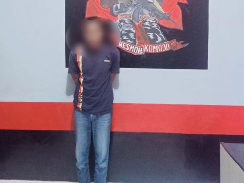 Tersangka kasus pencabulan tiga anak kandung di Labuan Bajo berinial LLR (47) usai ditangkap tim buser Polres Komodo
