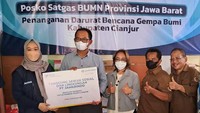 Pemimpin Wilayah IV Jamkrindo Muchamad Kisworo dan Pemimpin Cabang Sukabumi Jamkrindo Prita Widy Wardani menyerahkan secara simbolis secara langsung di lokasi gempa. Bantuan awal ini sebagai bagian dari respons cepat dalam membantu para korban gempa yang ada di Cianjur, Jawa Barat. 