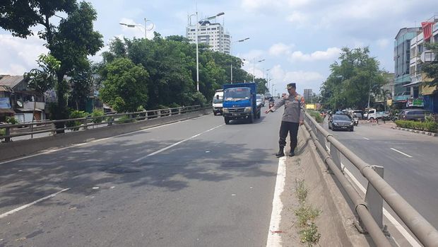 Banyak warga mengadu karena resah jalan di flyover Jembatan Dua Tambora Jakbar berlubang dan kerap memicu kecelakaan. Polisi mengecek lokasi. (dok Istimewa)