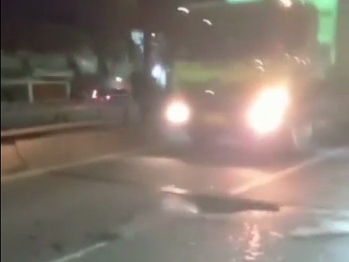 Banyak warga mengadu karena resah jalan di flyover Jembatan Dua Tambora Jakbar berlubang dan kerap memicu kecelakaan. Polisi mengecek lokasi. (Screenshot video viral)