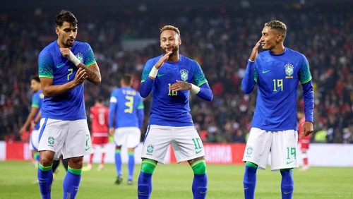 PARIS, FRANCE - SEPTEMBER 27: Neymar Jr of Brazil celebrates after scoring their sides third goal with his teammates Raphinha and Lucas Paqueta during the international friendly match between Brazil and Tunisia at Parc des Princes on September 27, 2022 in Paris, France. (Photo by Quality Sport Images/Getty Images)