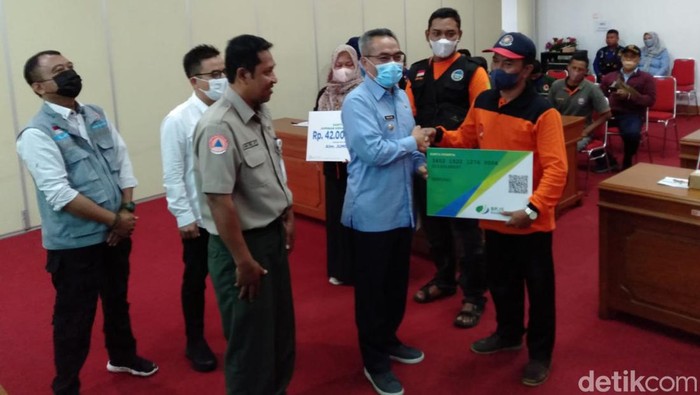 Bupati Bantul Abdul Halim Muslih saat memberi jaminan pembayaran premi BPJS Ketenagakerjaan kepada relawan bencana di Bantul. Selasa (22/11/2022).