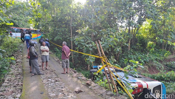 Bus yang mengalami kecelakaan di Gunung Pegat Wonogiri masih belum dievakuasi, Selasa (22/11/2022). Bus yang mengalami kecelakaan di Gunung Pegat Wonogiri masih belum dievakuasi, Selasa (22/11/2022).