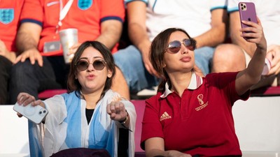 Cekrek! Begini Momen Swafoto Para Suporter di Piala Dunia 2022