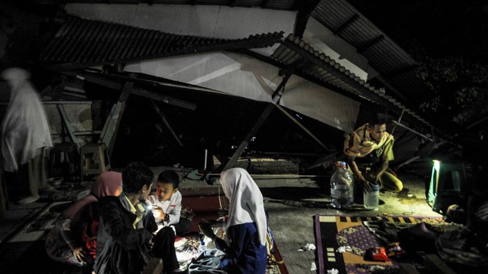 Warga mengungsi di areal persawahan karena khawatir adanya gempa susulan di Kampung Cijedil, Kabupaten Cianjur, Jawa Barat, Senin (21/11/2022). Data BNPB mencatat, hingga pukul 19.34 sebanyak 62 warga menjadi korban meninggal dunia dan 25 orang tercatat masih tertimbun reruntuhan akibat gempa dengan kekuatan 5,6 SR di Kabupaten Cianjur. ANTARA FOTO/Raisan Al Farisi/tom.
