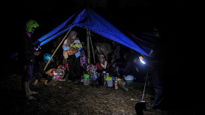 Warga mengungsi di areal persawahan karena khawatir adanya gempa susulan di Kampung Cijedil, Kabupaten Cianjur, Jawa Barat, Senin (21/11/2022). Data BNPB mencatat, hingga pukul 19.34 sebanyak 62 warga menjadi korban meninggal dunia dan 25 orang tercatat masih tertimbun reruntuhan akibat gempa dengan kekuatan 5,6 SR di Kabupaten Cianjur. ANTARA FOTO/Raisan Al Farisi/tom.