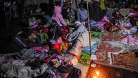 Warga mengungsi di halaman rumah karena khawatir adanya gempa susulan di Kampung Cijedil, Kabupaten Cianjur, Jawa Barat, Senin (21/11/2022).