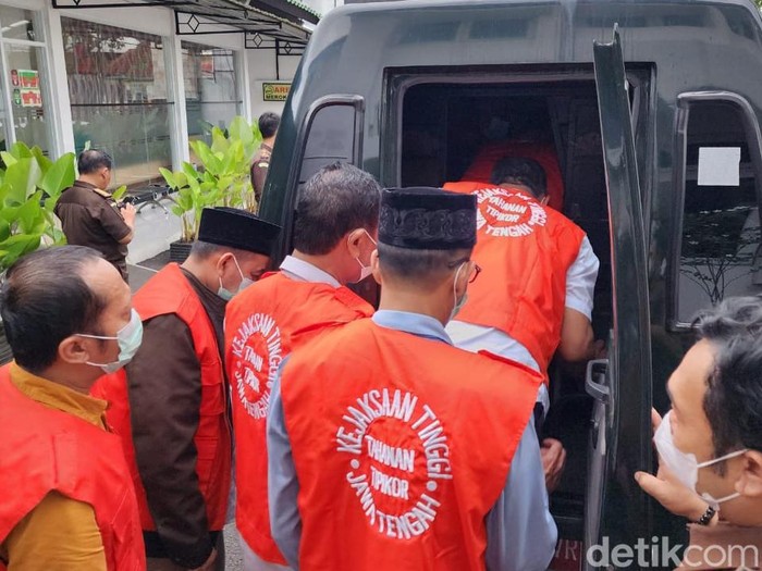 Delapan kades masuk ke mobil Kejari Semarang untuk ditahan di Lapas Kedungpane Semarang, Selasa (22/11/2022), terkait kasus dugaan suap pemilihan perangkat desa.