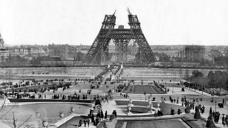 Penampakan Menara Eiffel yang baru setengah jadi, tahun 1888.