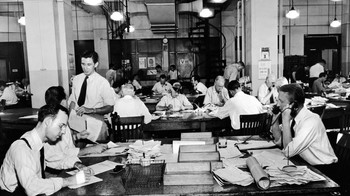 Pemandangan ruang berita New York Times, New York, September 1942. (lcok/fsa/Underwood Archives/Getty Images)