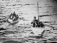 Hilangnya RMS Titanic kelas Olimpiade White Star Line yang menabrak gunung es pada 12 April 1912 dalam pelayaran perdananya dari Southampton ke New York. Sekoci Titanic ini mengantarkan korban tenggelamnya kapal Titanic dalam perjalanan ke Carpathia. Lebih dari 1.500 nyawa melayang.