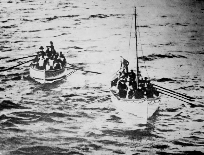 Hilangnya RMS Titanic kelas Olimpiade White Star Line yang menabrak gunung es pada 12 April 1912 dalam pelayaran perdananya dari Southampton ke New York. Sekoci Titanic ini mengantarkan korban tenggelamnya kapal Titanic dalam perjalanan ke Carpathia. Lebih dari 1.500 nyawa melayang.