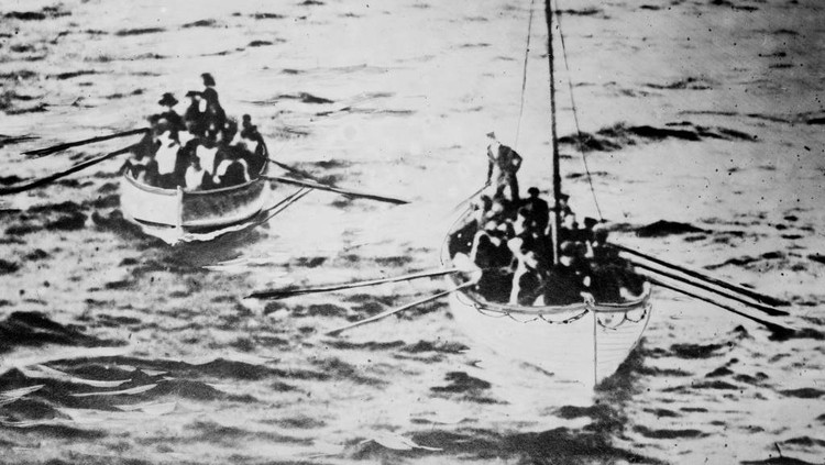 Deretan Foto-foto Bersejarah Dunia Hilangnya RMS Titanic kelas Olimpiade White Star Line yang menabrak gunung es pada 12 April 1912 dalam pelayaran perdananya dari Southampton ke New York. Sekoci Titanic ini mengantarkan korban tenggelamnya kapal Titanic dalam perjalanan ke Carpathia. Lebih dari 1.500 nyawa melayang.