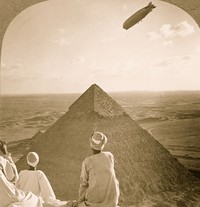 Foto Zeppelin yang sedang terbang di atas Piramida pada tahun 1931. Dulu Piramida begitu besar, sebelum keceakaan Hindenburg. Piramida berusia lebih dari 4.000 tahun di Giza, Mesir.