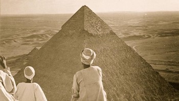 Foto Zeppelin yang sedang terbang di atas Piramida pada tahun 1931. Dulu Zeppelin begitu besar, sebelum kecelakaan Hindenburg. Piramida berusia lebih dari 4.000 tahun ini ada di Giza, Mesir. (Buyenlarge/Getty Images)