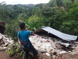 Desa Retraen terdapat dua rumah rusak, satu rata tanah dan satu rusak berat; Desa Sahraen terdapat 13 rumah rusak; Kelurahan Sonraen terdapat sebelas rumah dan satu gereja rusak; Kelurahan Buraen terdapat tiga rumah rusak ringan.Foto: Yufen Ernesto