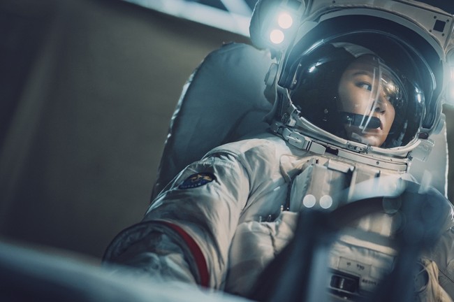 Sedangkan Gong Hyo Jin berperan sebagai astronot papan atas Korea-Amerika, Eve Kim, yang tidak mentolerir kesalahan. Foto: dok. Key East