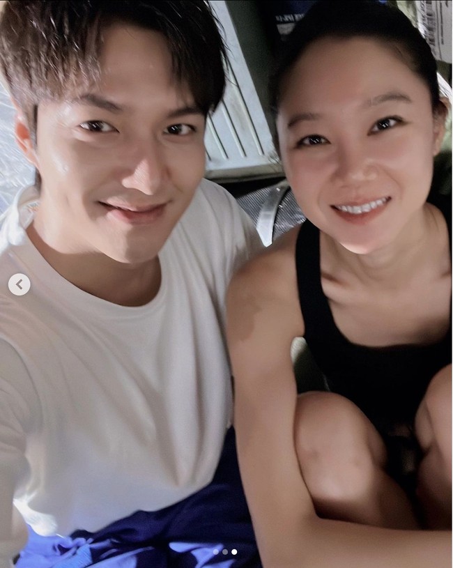 Pada Juli 2022, sang aktor membagikan potret kebersamaan dengan Gong Hyo Jin, membuat penggemar semakin antusias. Foto: dok. Instagram @actorleeminho