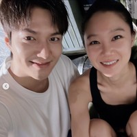 Pada Juli 2022, sang aktor membagikan potret kebersamaan dengan Gong Hyo Jin, membuat penggemar semakin antusias. Foto: dok. Instagram @actorleeminho
