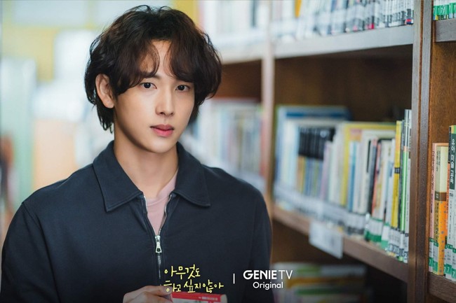 Personel ZE:A, Im Siwan dikenal dengan imej soft boy dalam sejumlah drama Korea yang dibintanginya seperti Run On dan Summer Strike. Namun, aktingnya membuat penonton bergidik saat berperan sebagai hacker dan pembunuh di film Netflix Unlocked. Foto: dok. ENA