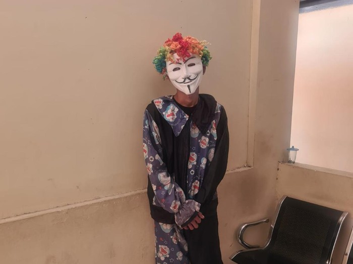 Dua orang ditangkap polisi atas kasus pencurian sepeda motor di Kebayoran Baru, Jaksel. Pelaku mencuri dengan modus menggunakan pakaian badut. (dok Istimewa)