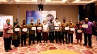 Pada kesempatan yang sama, program Breakthrough ACTION for COVID-19 memberikan penghargaan kepada 10 (sepuluh) Kepala Daerah yang berasal dari daerah yang menjadi fokus pelaksanaan kegiatan.