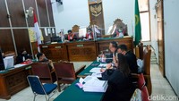 Atas perbuatannya, Ahyudin, Ibnu, dan Hariyana didakwa melanggar Pasal 374 KUHP Jo Pasal 55 ayat (1) ke-1 KUHP subsider Pasal 372 KUHP Jo Pasal 55 ayat (1) ke-1 KUHP.  
