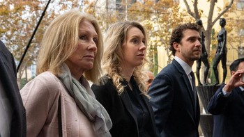 Holmes saat ini dalam keadaan hamil. Ia didukung oleh orang-orang terdekatnya menghadapi kasus yang menderanya. Foto: Getty Images