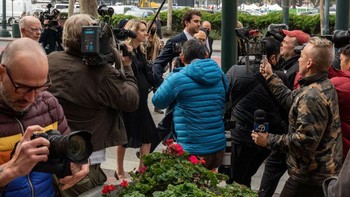 Wartawan menyemut mengabadikan kedatangan pendiri startup Theranos itu, yang belakangan diketahui teknologinya adalah tipuan. Foto: Getty Images