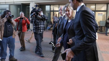 Ian Gibbons, ilmuwan andalan Theranos, memperingatkan Holmes bahwa tes darah besutannya belum siap untuk publik dan ada ketidakakuratan dalam teknologinya. Ilmuwan lain pun mulai menyuarakan kecurigaannya pada Theranos. Foto: Getty Images