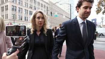 Holmes dan mantan kekasih serta COO Theranos Sunny Balwani diseret ke pengadilan. Pada 18 November 2022, Holmes dijatuhi hukuman penjara 11 tahun dan tiga bulan. Foto: Getty Images