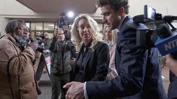 John Carreyrou, reporter Wall Street Journal, mengungkap bahwa mesin tes darah Theranos yang dinamakan Edison, tidak bisa memberikan hasil akurat. Oleh karenanya, Theranos rupanya memakai mesin yang sama saja dengan perusahaan tes darah tradisional lain, bukan teknologi sendiri. Pada tahun 2016, lembaga FDA, Centers for Medicare & Medicaid Services, dan SEC ramai-ramai menyelidiki Theranos. Mereka berkesimpulan, telah terjadi penipuan. Foto: Getty Images