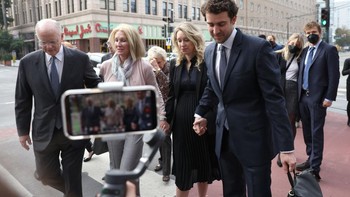 Elizabeth Holmes datang bersama ibunya, Noel Holmes dan kekasihnya, Billy Evans, ke pengadilan di San Jose, California beberapa hari silam. Di pengadilan ini, Holmes dijatuhi hukuman penjara lebih dari 11 tahun. Foto: Getty Images