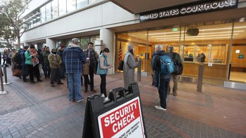 Pada Oktober 2015, media berpengaruh Wall Street Journal mempublikasikan temuannya soal Theranos yang ternyata teknologinya meragukan. Berita ini memicu kejatuhan Theranos dan Holmes lebih dalam. Foto: Getty Images