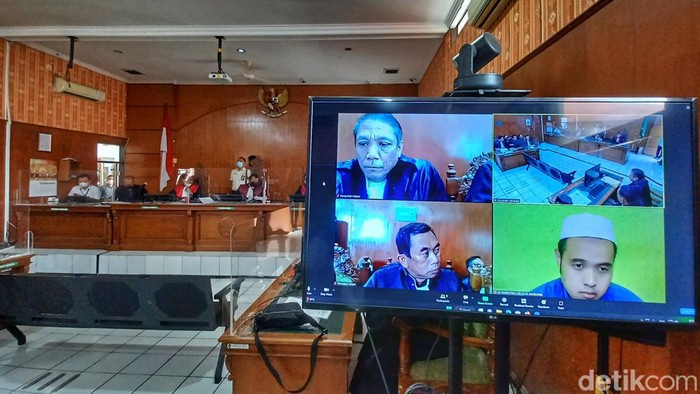 erdakwa pembunuhan Purnawirawan TNI, Henry Hernando (30) menjalani sidang perdana di Pengadilan Negeri (PN) Bale Bandung, Kecamatan Baleendah, Selasa (22/11/2022). Sidang tersebut dilakukan secara hybrid
