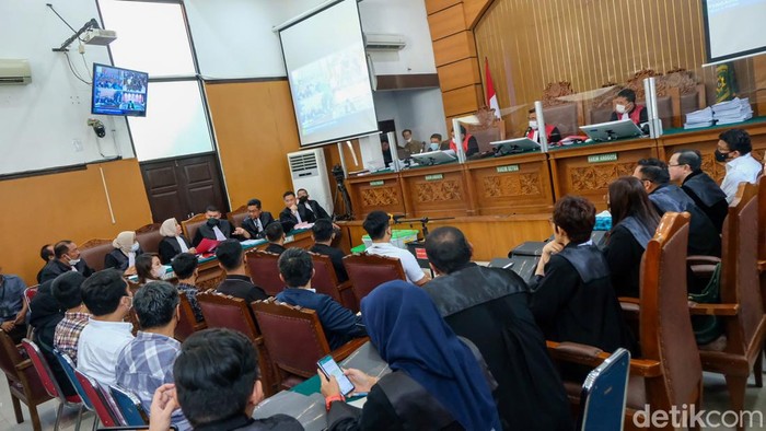 Ferdy Sambo menjalani sidang kasus pembunuhan berencana terhadap Brigadir J. Sedangkan istrinya, Putri Candrawathi hadir virtual karena positif COVID-19, Selasa, 22/11/2022.