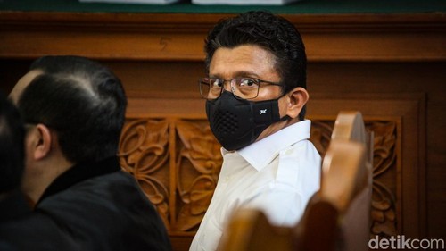 Ferdy Sambo menjalani sidang kasus pembunuhan berencana terhadap Brigadir J. Sedangkan istrinya, Putri Candrawathi hadir virtual karena positif COVID-19, Selasa, 22/11/2022.