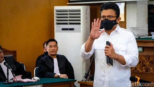 Ferdy Sambo menjalani sidang kasus pembunuhan berencana terhadap Brigadir J. Sedangkan istrinya, Putri Candrawathi hadir virtual karena positif COVID-19, Selasa, 22/11/2022.