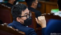 Saksi tersebut salah satunya Victor Kamang selaku Legal Counsel pada provider PT XL AXIATA.  