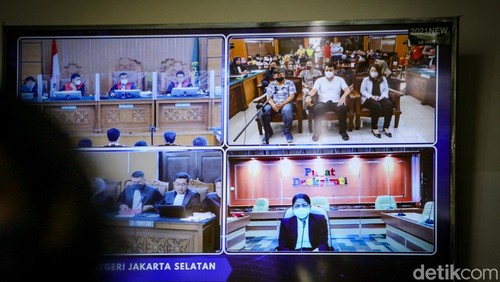 Ferdy Sambo menjalani sidang kasus pembunuhan berencana terhadap Brigadir J. Sedangkan istrinya, Putri Candrawathi hadir virtual karena positif COVID-19, Selasa, 22/11/2022.
