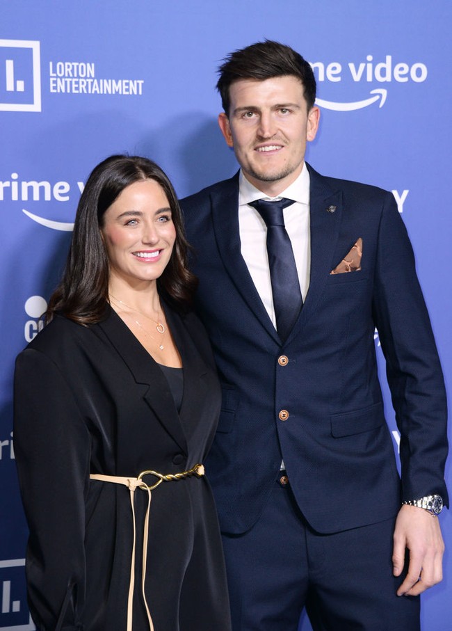 Sosok Fern Hawkins sudah tidak asing di kalangan fans timnas Inggris dan pecinta sepakbola karena sudah lama menjadi seorang WAGs. Fern merupakan teman masa kecil yang dinikahi Harry Maguire. Foto: Getty Images