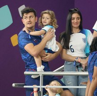 Seperti dikutip dari Mirror, para pemain timnas Inggris termasuk Harry Maguire sudah berminggu-minggu tak berjumpa pasangan dan anak. Oleh karena itulah Harry Maguire langsung menghampiri bangku penonton di mana istrinya Fern Hawkins dan anaknya berada menontonnya. Harry pun menggendong buah hatinya. Foto: Getty Images