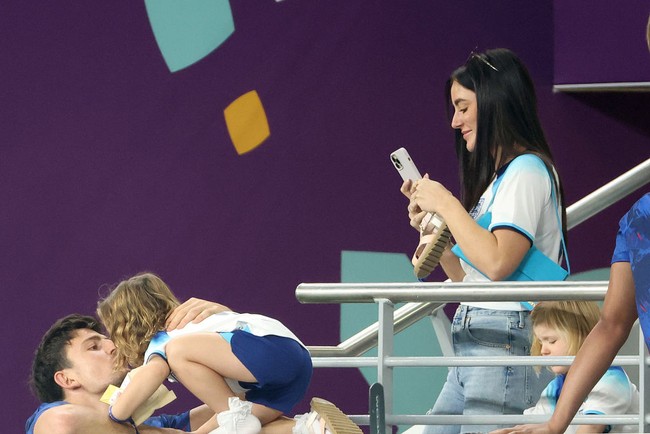 Harry Maguire tak menutupi rasa bahagianya bisa bertemu istri dan anaknya yang terbang ke Qatar demi memberikan dukungan padanya. Dukungan ini sangat berarti karena pada Piala Dunia 2022, seperti dikutip dari detikSport, Harry mendapat olok-olok dari penggemar Iran di tribun. Bek Inggris itu dicap pembawa sial bagi Timnas Inggris di Piala Dunia 2022. Foto: Getty Images