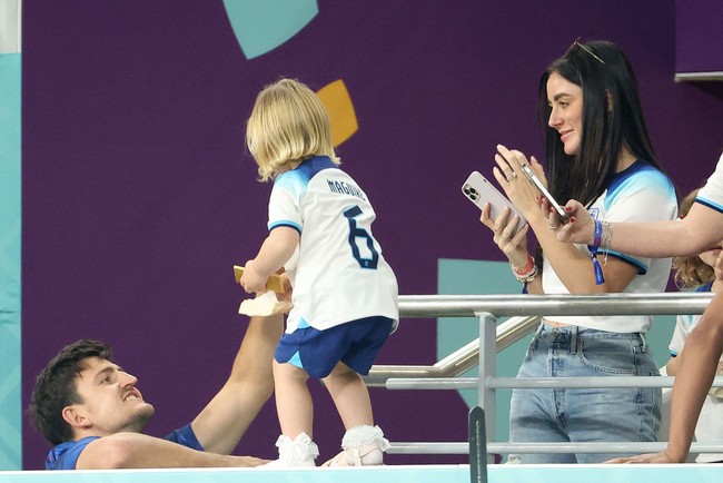 Momen Fern Hawkins memberikan dukungan langsung untuk suaminya Harry Maguire tertangkap kamera fotografer. Fern berada di bangku penonton bersama para WAGs Inggris lainnya saat para pasangan mereka bertanding melawan Iran di Piala Dunia Qatar 2022, Senin (21/11/2022). Foto: Getty Images